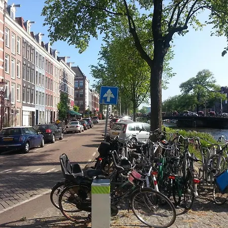 Alexander's Casa de hóspedes 2*